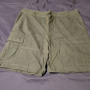 CHAPS CARGO SHORTS. MENS 40.